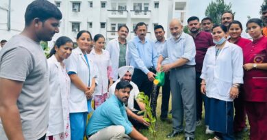 ” हरेला है हरियाली का त्योहार, पेड़ लगाकर करो प्रकृति से प्यार : प्राचार्य डॉ. केएस शाही   हरेला पर्व पर ‘ एक पेड़ मां के नाम ‘ अभियान के तहत रुद्रपुर मेडिकल कॉलेज में किया गया वृहद पौधारोपण