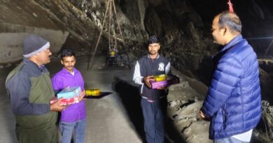 मेहनतकश हाथों तक पहुँची दीपावली की मिठास जिलाधिकारी ने जताया आभार