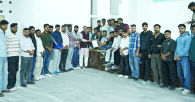 महापौर के आश्वासन पर छात्रों का धरना समाप्त