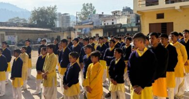 संस्कृत शिक्षा सचिव ने श्री नेपाली संस्कृत उत्तर मध्यमा विद्यालय का किया निरीक्षण, छात्रों को दी शुभकामनाएं