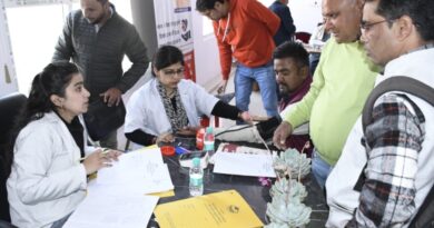 स्वस्थ पत्रकार, सशक्त लोकतंत्र की पहचान हल्द्वानी मीडिया सेंटर में मीडिया कर्मियों हेतु लगाया गया निशुल्क स्वास्थ्य कैंप 100 से अधिक लोगों द्वारा स्वास्थ्य कैम्प का लाभ लिया गया, अनेकों प्रकार की जांच निशुल्क की गई पत्रकारों के लिए सरकार की संवेदनशील पहल बनी प्रेरणादायक उदाहरण