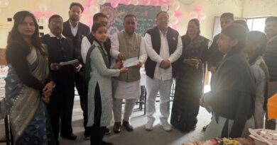 रुद्रपुर में विदाई समारोह: कमला नेहरू योजना के तहत 12वीं के छात्रों को चेक वितरण