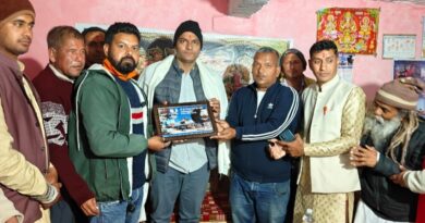 चौखाम बाबा मंदिर में जिलाधिकारी का दौरा, संस्कृति संवर्धन किट वितरित—नशा मुक्ति पर जोर