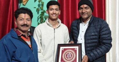 सीडीएस परीक्षा में ऑल इंडिया 114वीं रैंक हासिल करने वाले गौरव जोशी का जिलाधिकारी ने किया सम्मान