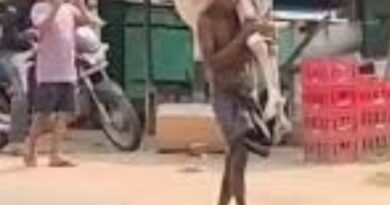 बैंक कर्मियों-मैनेजर की सख्ती पर सवाल: बहन की मौत साबित करने कंकाल लेकर बैंक पहुँचा भाई, प्रशासन हरकत में आया