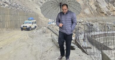 बारिश के बीच डीएम ने स्वाला क्षेत्र में सड़क चौड़ीकरण कार्यों का किया निरीक्षण, गुणवत्ता और यातायात प्रबंधन पर दिया जोर