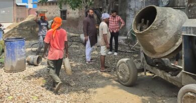 भाजपा नेता विपिन जलहोत्रा ने प्रधान जगजीत गंभीर संग किया निर्माणाधीन सड़क का निरीक्षण