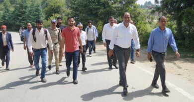जनपद में शुरू हुआ ‘नो व्हीकल डे’ अभियान, जिलाधिकारी मनीष कुमार पैदल पहुंचे कार्यालय
