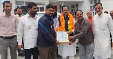 लखनऊ से लौटे वोविनाम खिलाड़ियों और प्रशिक्षकों को सांसद अजय भट्ट ने किया सम्मानित