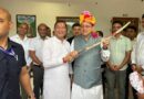 धामी सरकार के पांच वर्ष पूर्ण होने पर भाजपा जिला उपाध्यक्ष अमित नारंग ने मुख्यमंत्री को पगड़ी पहनाकर किया सम्मानित