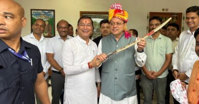 धामी सरकार के पांच वर्ष पूर्ण होने पर भाजपा जिला उपाध्यक्ष अमित नारंग ने मुख्यमंत्री को पगड़ी पहनाकर किया सम्मानित