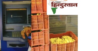 एचडीएफसी एटीएम बना केला गोदाम, बदबू और गंदगी के बीच लेनदेन करने को मजबूर उपभोक्ता