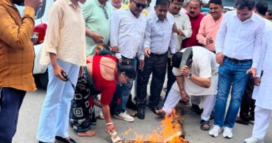 दिल्ली में छात्रों पर कार्रवाई के विरोध में रुद्रपुर में कांग्रेस का प्रदर्शन, शिक्षा मंत्री के इस्तीफे की मांग