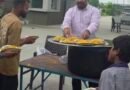सावन के पवित्र सोमवार पर सांसद प्रतिनिधि विपिन जलहोत्रा ने किया खिचड़ी प्रसाद का वितरण