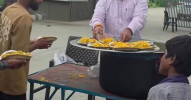 सावन के पवित्र सोमवार पर सांसद प्रतिनिधि विपिन जलहोत्रा ने किया खिचड़ी प्रसाद का वितरण