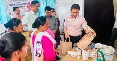 राष्ट्रीय हथकरघा दिवस पर बुनकरों और कारीगरों ने लिया पारंपरिक कला को बढ़ावा देने का संकल्प सीडीओ दिवेश शाशनी ने बुनकरों को किया प्रोत्साहित, गुणवत्ता सुधार और आधुनिक बाजार की जरूरतों के अनुरूप कार्य करने पर दिया जोर