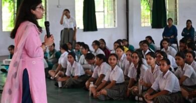 बाल अधिकारों को लेकर छात्राओं को किया जागरूक, हेल्पलाइन नंबरों की दी जानकारी