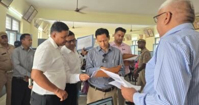 आयुक्त दीपक रावत ने किया SIR कार्यों का स्थलीय निरीक्षण सरस्वती विद्या मंदिर इंटर कॉलेज और गुरुनानक बालिका इंटर कॉलेज स्थित SIR बूथों का लिया जायजा, अधिकारियों को समयबद्ध निस्तारण व पारदर्शिता के निर्देश