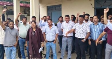 आपदा राहत में जुटे इंजीनियर से मारपीट का आरोप, पूर्व विधायक समेत चार पर कार्रवाई की मांग महासंघ ने डीएम को सौंपा ज्ञापन, हत्या के प्रयास व सरकारी कार्य में बाधा का लगाया आरोप; अभियंताओं ने किया अनिश्चितकालीन कार्यस्थल बहिष्कार