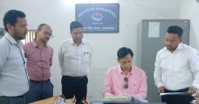 काशीपुर तहसील में कमिश्नर दीपक रावत का औचक निरीक्षण, लंबित मामलों पर जताई कड़ी नाराजगी
