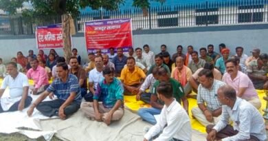 सातवें दिन भी जारी रहा मजदूर सत्याग्रह, 102 श्रमिकों की सवेतन कार्यबहाली की मांग