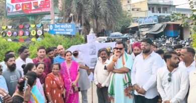 पूर्व विधायक राजकुमार ठुकराल एवं महानगर अध्यक्ष ममता रानी के नेतृत्व में सरकार का पुतला फूंका बेहड़ के साथ हुई घटना को लेकर कार्यकर्ताओं में आक्रोश, सरकार के खिलाफ जमकर की नारेबाजी