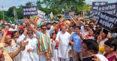 मुख्य निर्वाचन आयुक्त के खिलाफ कांग्रेस का प्रदर्शन, पुतला फूंका  रुद्रपुर में सिटी क्लब से डीडी चौक तक निकाली सांकेतिक शव यात्रा, राष्ट्रपति के नाम सौंपा ज्ञापन