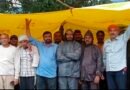 भयंकर बारिश में भी कंपनी गेट पर डटे मजदूर, 102 श्रमिकों की कार्यबहाली की मांग