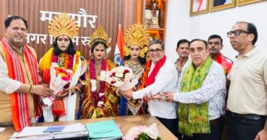 नगर निगम में पहली बार पहुंची श्रीराम बारात, गूंजे जय श्री राम के जयकारे – गाजे-बाजे और पुष्पवर्षा के बीच हुआ बारात का स्वागत – महापौर ने निभाई राजा जनक की भूमिका – श्रीराम-सीता विवाह की रस्म में उमड़ा भक्तिभाव