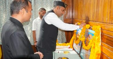 गांधी-शास्त्री जयंती पर चम्पावत में श्रद्धापूर्वक नमन जिलाधिकारी मनीष कुमार ने माल्यार्पण कर दोनों महापुरुषों के आदर्शों को अपनाने का किया आह्वान