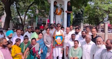 पूर्व विधायक राजकुमार ठुकराल और महानगर अध्यक्ष ममता रानी ने गांधी-शास्त्री को किया नमन
