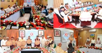 सीमांत में सरकार का दरबार, विकास को मिलेगी नई रफ्तार भारत-नेपाल सीमा से सटे बनबसा में पहली बार धामी कैबिनेट की बैठक सीमांत क्षेत्रों की समस्याएं सीधे शासन के एजेंडे पर, विकास और कनेक्टिविटी को मिलेगी प्राथमिकता देहरादून से बाहर कैबिनेट बैठकों का सिलसिला, स्थानीय जरूरतों पर मौके से होंगे फैसले