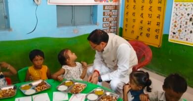 आंगन मिलन कार्यक्रम में पहुंचे मुख्यमंत्री धामी, बच्चों को दुलारा और गर्भवती महिलाओं को बांटी पोषण किट कोई बच्चा कुपोषित न रहे, स्वस्थ एवं सशक्त उत्तराखंड का विकल्परहित संकल्प : मुख्यमंत्री