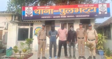 रोडवेज बस चालक से मारपीट के मामले में तीन आरोपी गिरफ्तार पुलभट्टा पुलिस की त्वरित कार्रवाई, सार्वजनिक स्थान पर मारपीट के आरोप में हुई गिरफ्तारी