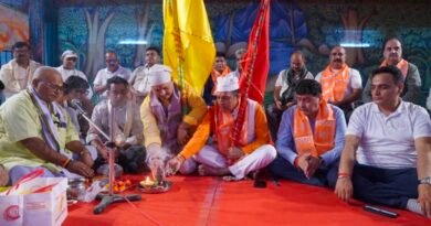 गाजे-बाजे और आतिशबाजी के बीच निकली महावीर ध्वज यात्रा विधिवत पूजन के बाद रामलीला मैदान में स्थापित किया गया महावीर ध्वज