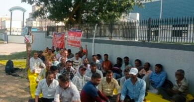 अपेक्स बिल्डसिस के बाहर 32वें दिन भी मजदूर सत्याग्रह जारी, 102 श्रमिकों की सवेतन बहाली की मांग 23 अक्टूबर को एडीएम की अध्यक्षता में प्रस्तावित त्रिपक्षीय वार्ता से श्रमिकों को न्याय की उम्मीद, मांग पूरी नहीं होने पर आंदोलन तेज करने की चेतावनी