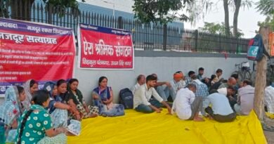 श्रमिकों का कंपनी गेट पर सत्याग्रह जारी, श्रम विभाग की कार्यप्रणाली पर उठाए सवाल